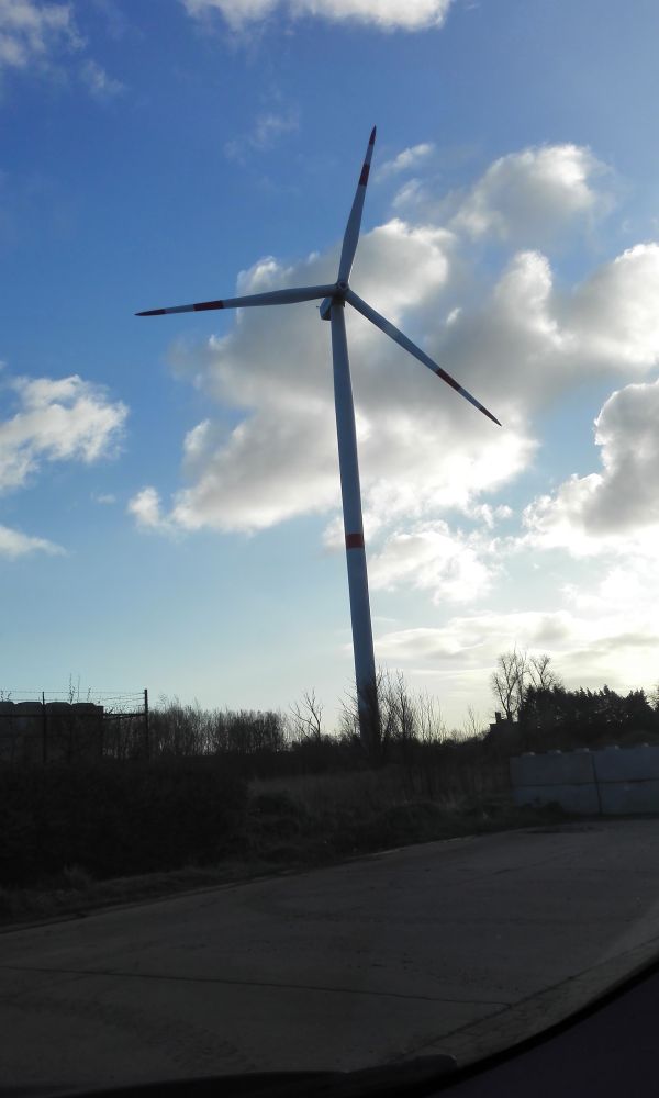 Ycon BV – windturbine tegen een blauwe lucht